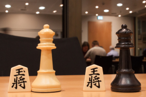 Schach und Shogi in geselliger Runde